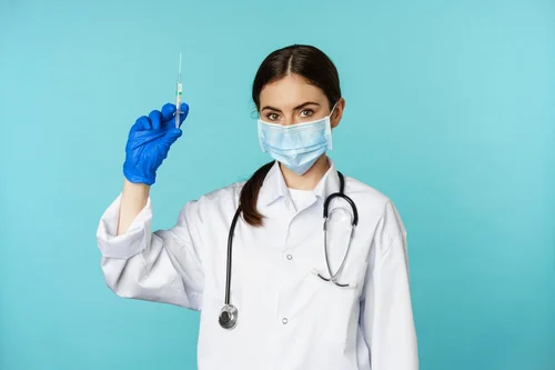 доктор держит шприц для проведения кодирования препаратам эспераль